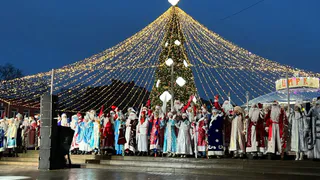 В Рязани провели парад Дедов Морозов и Снегурочек