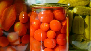 Без уксуса и стерилизации: опытные хозяйки закатывают помидоры на зиму только таким способом — всего 15 минут