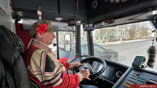 Во Владимире празднично оформили троллейбус к Масленице