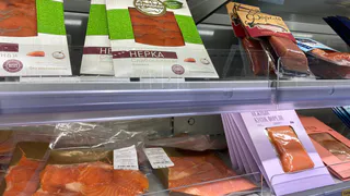 Нашла просто божественно вкусную красную рыбу из "Светофора", которую разбирают почти мгновенно - сомневалась и зря