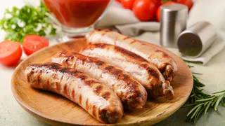 «Мираторг» увеличил суточный объем производства свиных колбасок и купат для жарки с начала 2023 года на 40% до 22,7 тонн