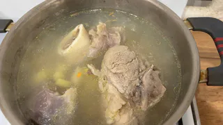 Нужно ли сливать «первую воду» при варке мяса: правило объяснил шеф-повар – запомните раз и навсегда