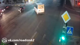 На перекрёстке улиц Свободы и Ленина водитель маршрутки сбил мотоциклиста