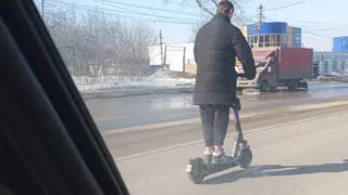 В Рязани самокатчик двигался посередине проезжей части