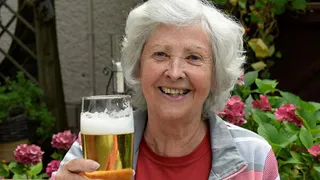 Ученые сказали, зачем людям старше 60 лет надо пить пиво каждый день