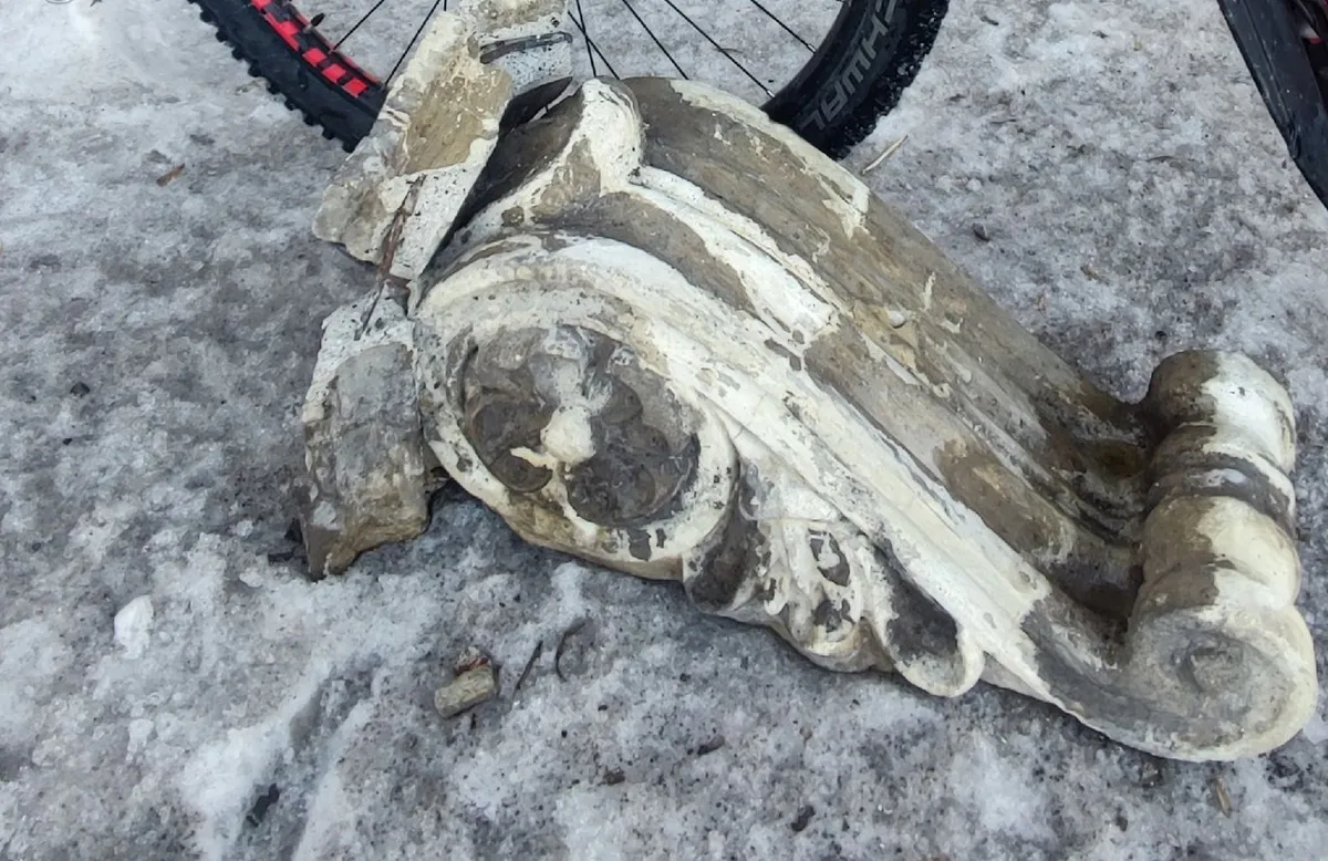 В Магнитогорске на тротуар упал кусок балкона