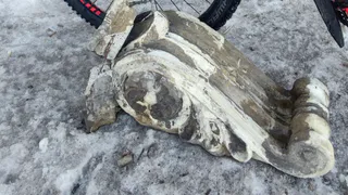 В Магнитогорске на тротуар упал кусок балкона