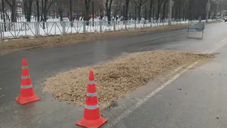 Асфальт сошел со снегом: в администрации ответили на жалобу по поводу выбоины в Горроще