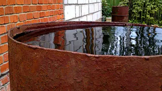 Старики и дети поселка мирный моются дождевой водой