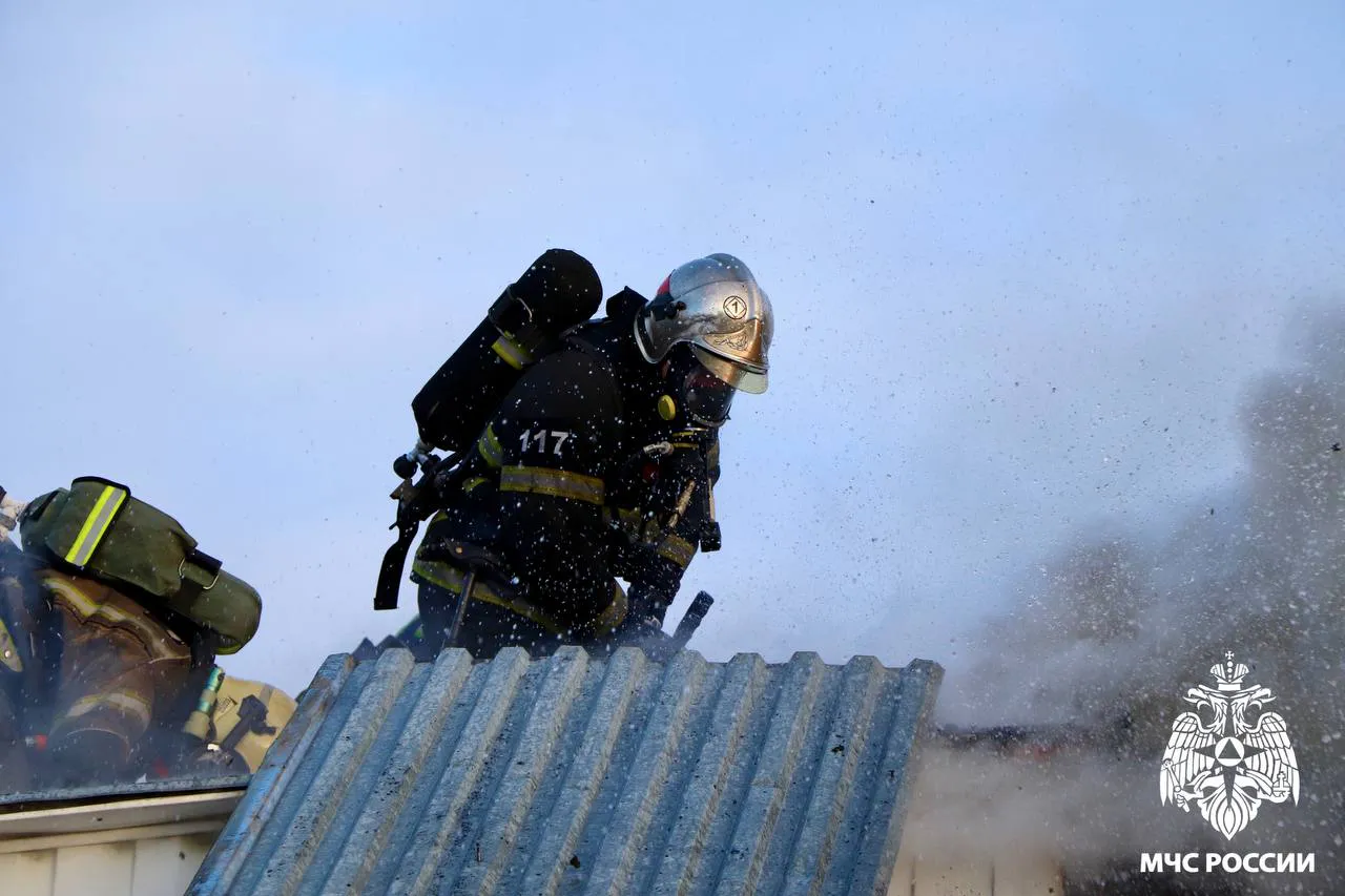 Пожар в Коми тушили 35 огнеборцев МЧС