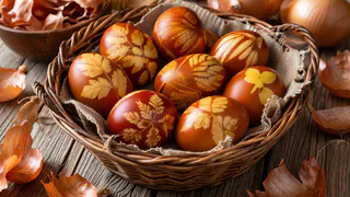 Как правильно покрасить яйца в луковой шелухе — пасхальные крашенки с натуральным цветом