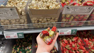 Бывшие сотрудники "Магнита" и "Пятерочки" рассказали, почему нельзя покупать конфеты на развес