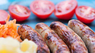 Сосиски можно не только варить и жарить — наполняем 4 ингредиентами и отправляем в духовку: необычная закуска за несколько минут