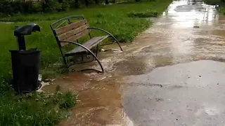 Трубы окончательно сгнили: на Карла Маркса прямо из под асфальта бьет вода