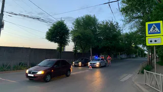 Из-за невнимательности: на Чкалова девочка на самокате угодила под машину