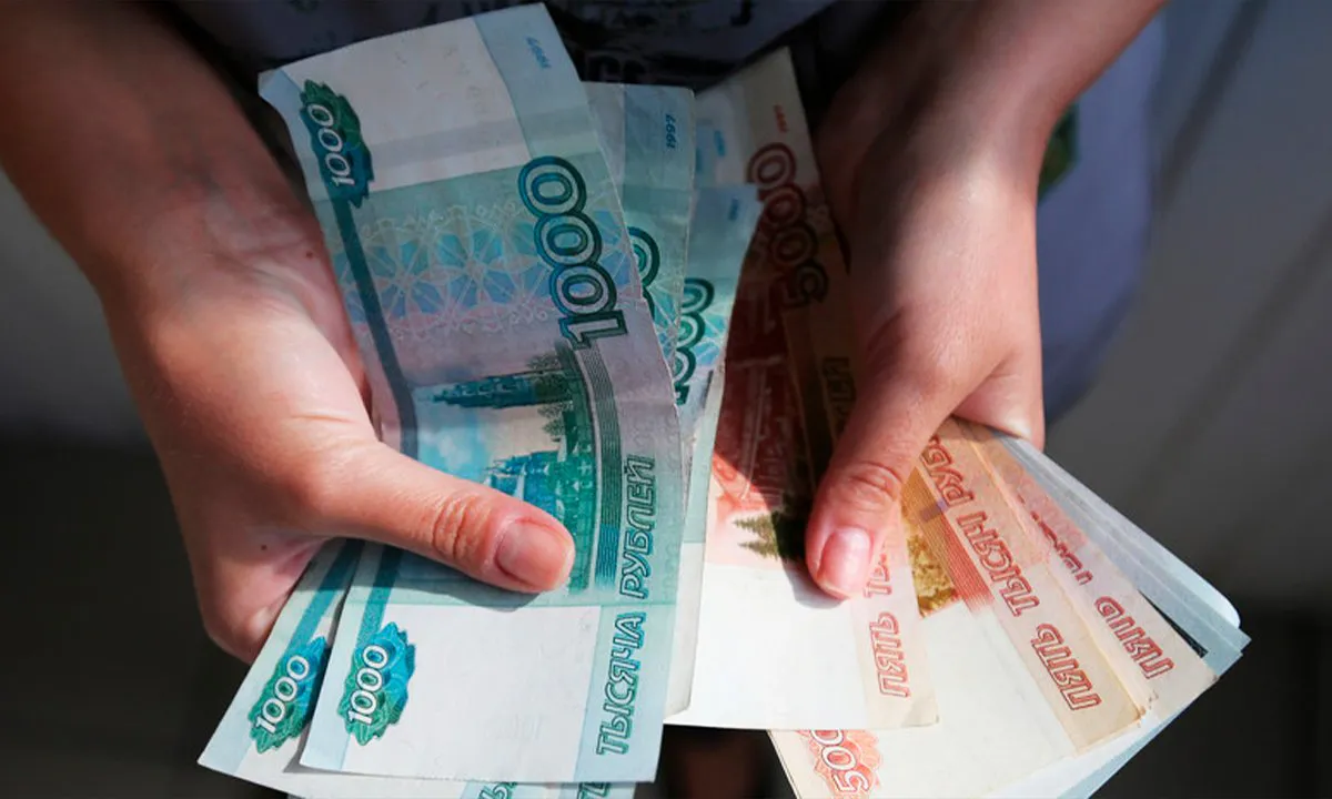 Повышение зарплат госслужащим с 1 октября: кто получит и на сколько