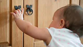 В Татарстане в мебельном магазине на ребенка упал шкаф