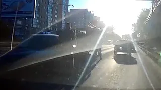 Не довезли... В Рязани машина упала с эвакуатора. Есть видео