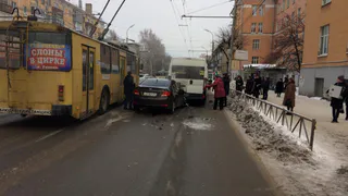 У рязанского радиоуниверситета легковушка "собрала" две маршрутки