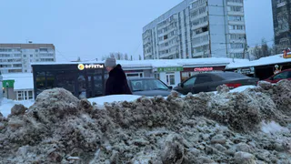 В Пензе метровые сугробы перекрыли пешеходам все пути