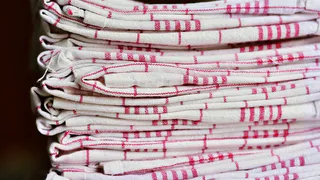 Вечером окунаю кухонные полотенца и прихватки в это — утром достаю ослепительно чистыми: даже «вековой» нагар отходит