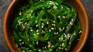 Меньше йода? В Роскачестве рассказали какие продукты вредны для щитовидной железы