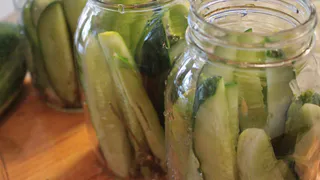 Секретный рецепт квашеных огурцов: хрустящие, ароматные и невероятно вкусные. Можно есть уже через 7 часов 