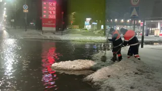 В Рязани сотрудники коммунальной службы очищают ливневки от снега