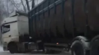 На окраине Рязани фура перекрыла трассу