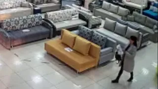 В Нижнекамске женщина зашла в мебельный магазин, украла деньги у бабушки