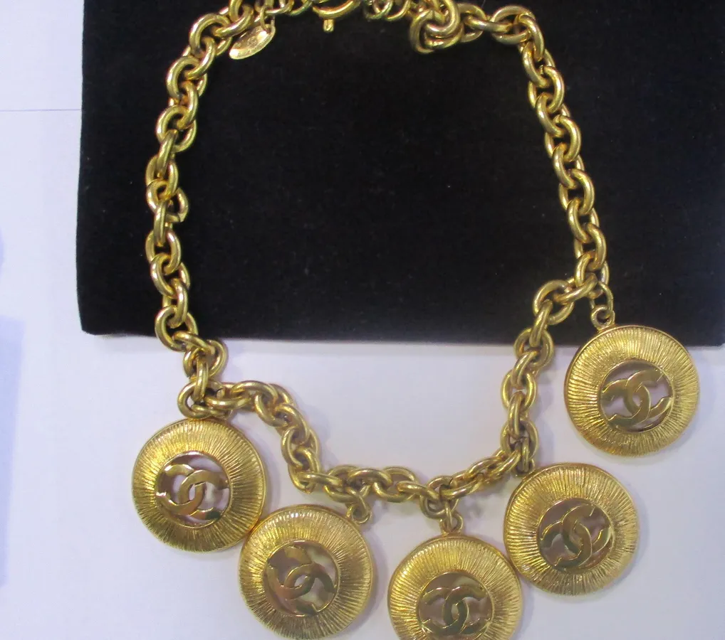 Челябинка с двойным гражданством привезла из США около 4 кг брендовых украшений и аксессуаров