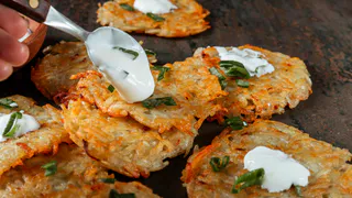 Этот рецепт никогда не подводит: по нему готовили драники под грибным соусом ещё наши бабушки— тарелки пустеют через 3 минуты