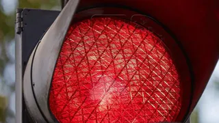 Легковушка проигнорировала красный сигнал светофора на Городищенской горке