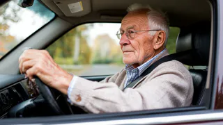 В ГАИ наконец поставили жирную точку: до какого возраста можно садиться за руль машины - пенсионерам сообщили действующие ограничения