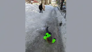 Пензенцы преодолевают сугробы из-за обледенелого тротуара на улице Володарского