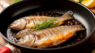 Замачиваю рыбу в этом рассоле: после жарки она тает во рту