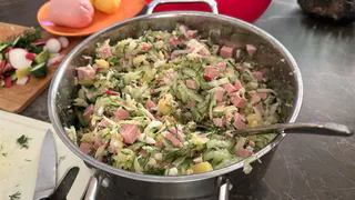 Окрошка по-царски, такую уже мало кто готовит: все лето едим только так и никак по-другому