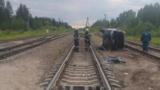 В Коми лихач на авто протаранил грузовой поезд на переезде