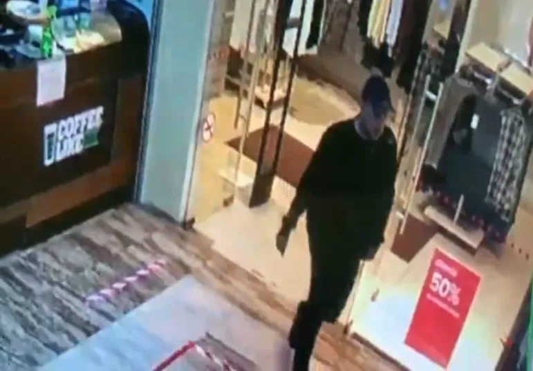 В Нижнекамске мужчина украл из «Остина» куртку