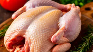 Один хитрый трюк выгоняет из магазинной курицы всю химию: Опытный повар поделился секретом - пользуюсь много лет