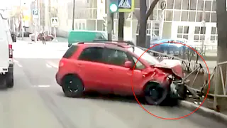 ДТП в Рязани: автомобиль врезался в отбойник