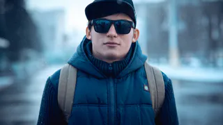 Почему темные очки важнее носить зимой, чем летом