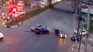 После глупого ДТП девушка покинула машину через лобовое стекло