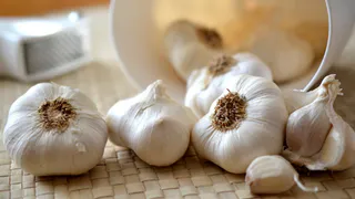 С первыми морозами покупаю три головки чеснока и бед не знаю: простуда обходит стороной - подсказал старичок из деревни