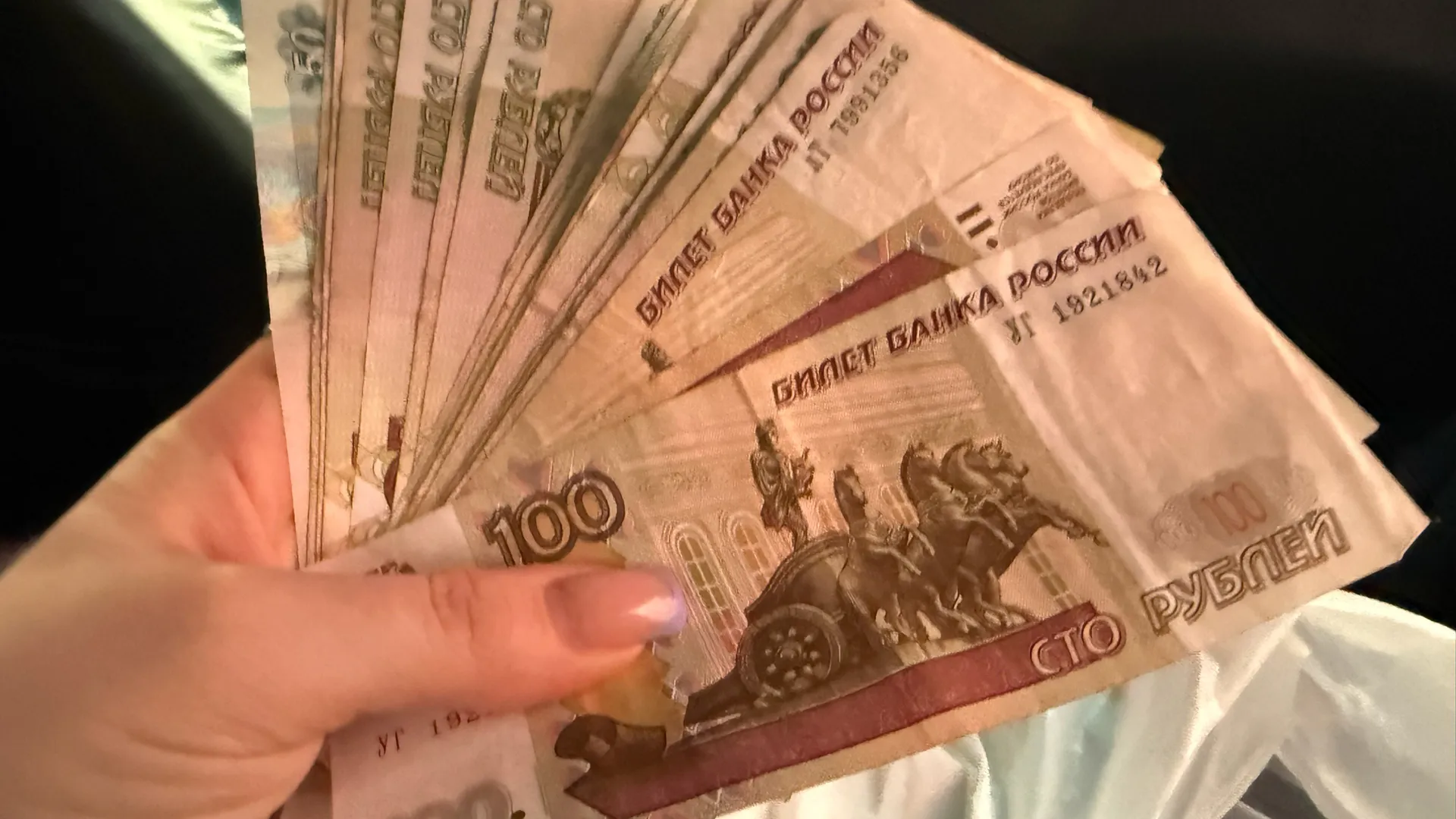Каждый получит по 8000 рублей с 27 февраля. Деньги будут зачислены на карту «Мир»