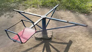 Разломанную карусель на Стройкова убрали, но местных жителей волнует теперь другой вопрос