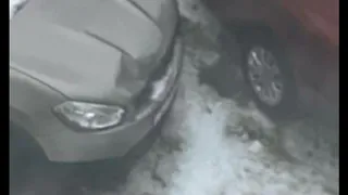 Прилетело: в Рязани на машину упала глыба льда