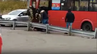 Руки за спину: люди в форме скрутили водителя маршрутки №88