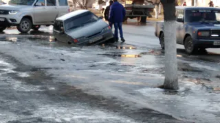 Рязанские ямы вышли на новый уровень: в Шилове машина провалилась под лед посреди улицы
