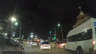 Маршрутка влетела в автомобиль - в сети появилось видео